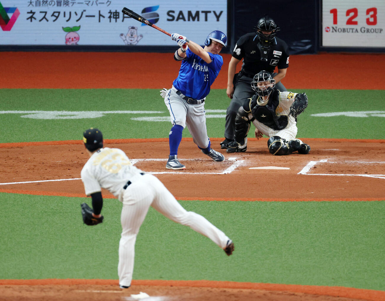 阪神対DeNA 7回表DeNA2死、三振に倒れる筒香。投手石黒（撮影・加藤哉）