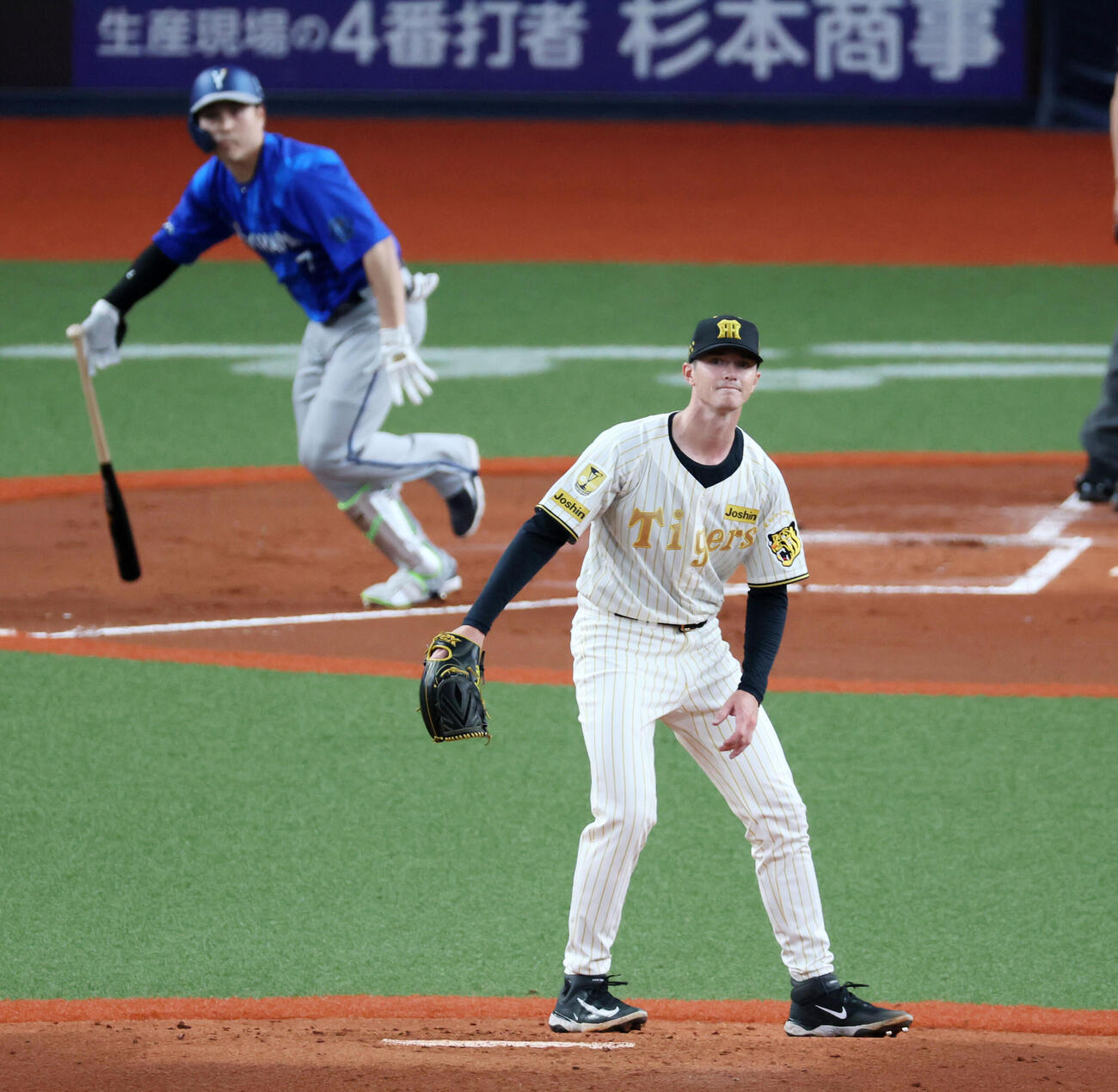 阪神対DeNA 1回表DeNA無死満塁、ルーカスは佐野に中前2点適時打を打たれ追加点を与える（撮影・加藤哉）