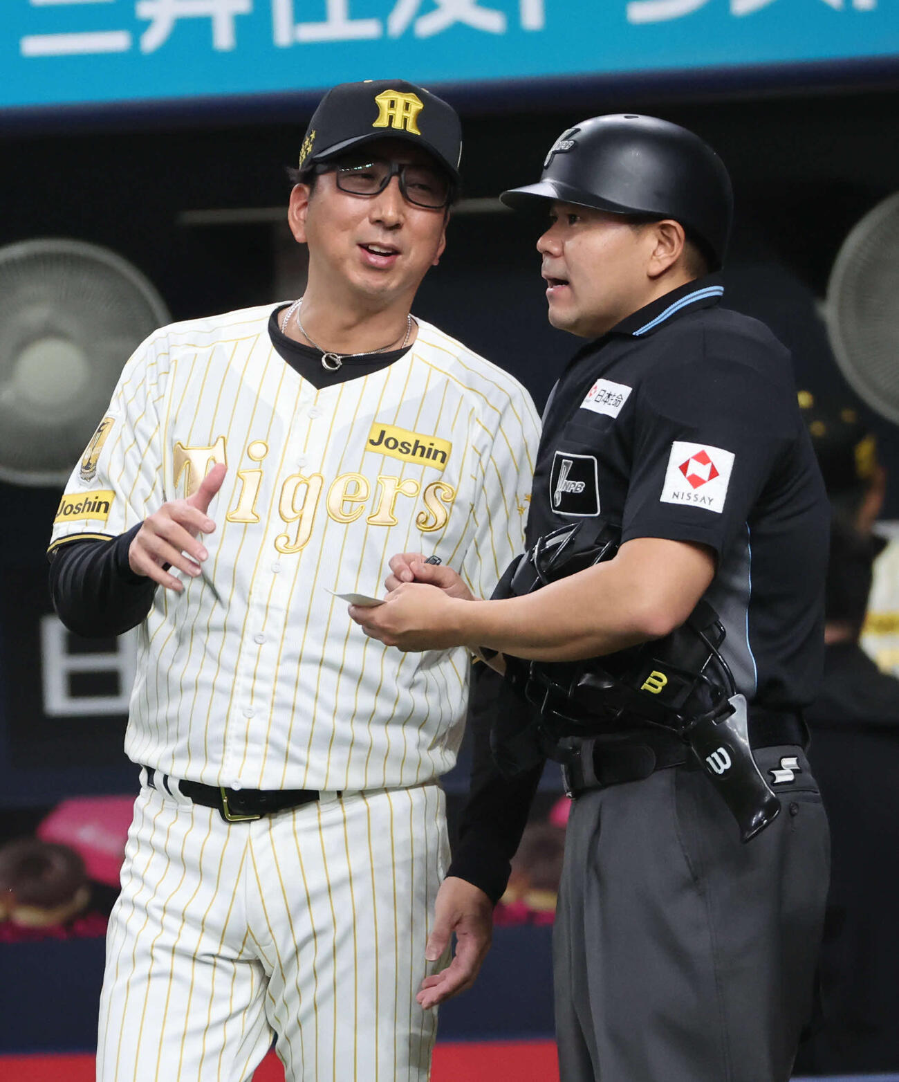阪神対DeNA 8回の攻撃を終え選手交代を告げる阪神藤川監督（撮影・西尾就之）