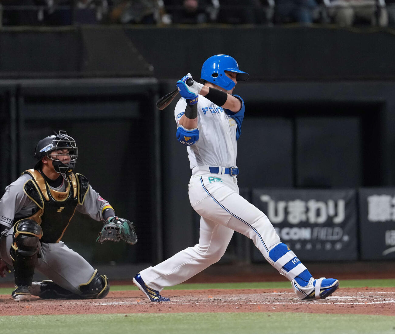 日本ハム対ロッテ　8回裏日本ハム1死、右前打を放つ清宮幸（撮影・井上学）