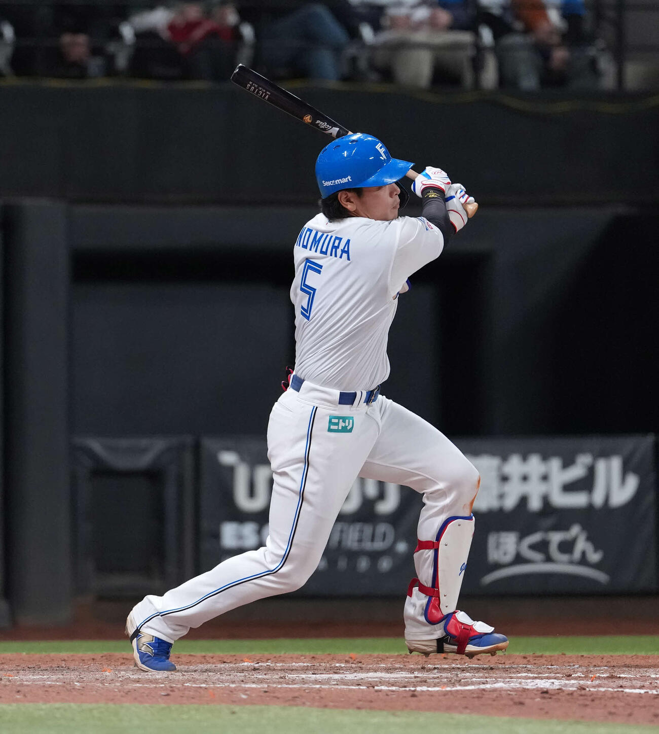 日本ハム対ロッテ　8回裏日本ハム1死一塁、左前打を放つ野村（撮影・井上学）