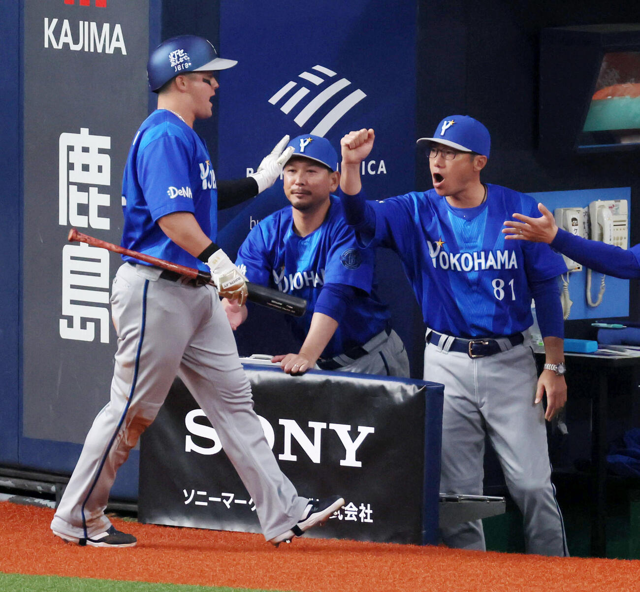阪神対DeNA 1回表DeNA無死一、三塁、三走牧（左）は筒香の中前適時打で生還し相川監督とタッチする（撮影・加藤哉）