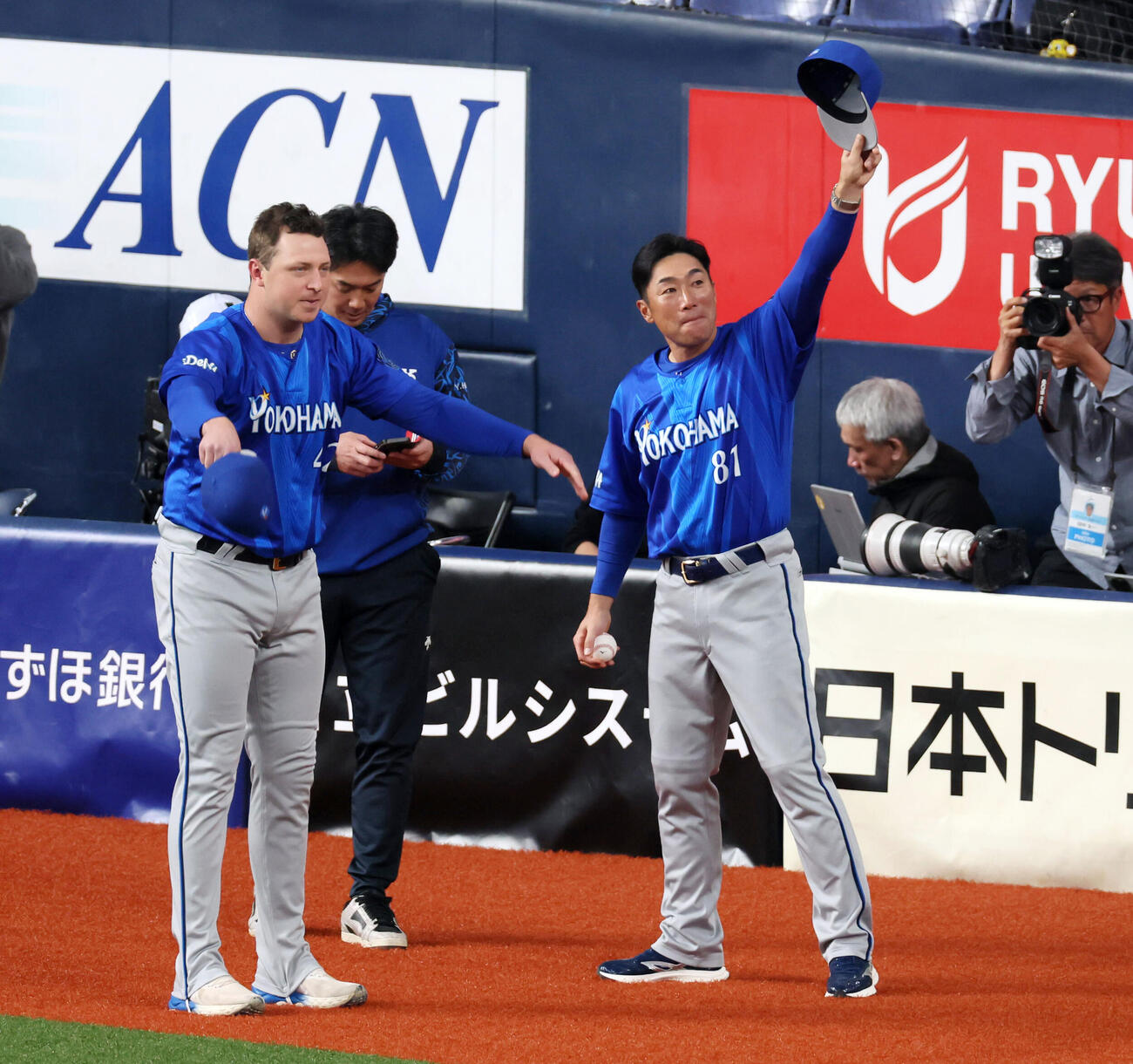 阪神対DeNA　阪神に勝利しスタンドのファンに手を振るDeNA相川監督（右）とコックス（撮影・加藤哉）