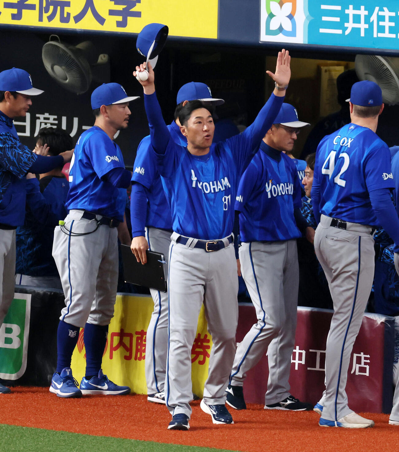 阪神対DeNA　阪神に勝利し監督として初勝利を飾ったDeNA相川監督（撮影・加藤哉）