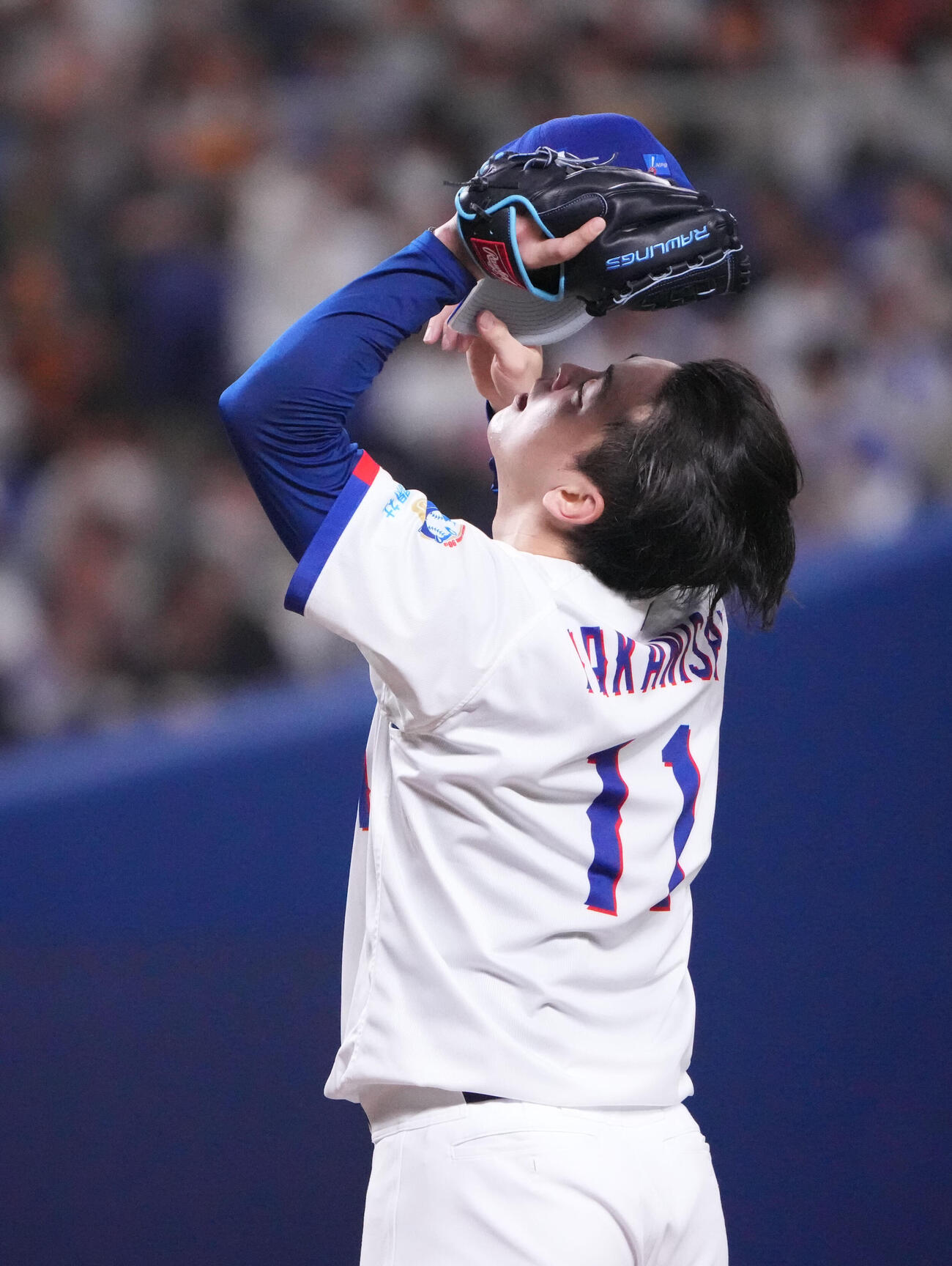 中日対巨人　1回表巨人無死一、二塁、マウンドで汗を拭く中西（撮影・森本幸一）