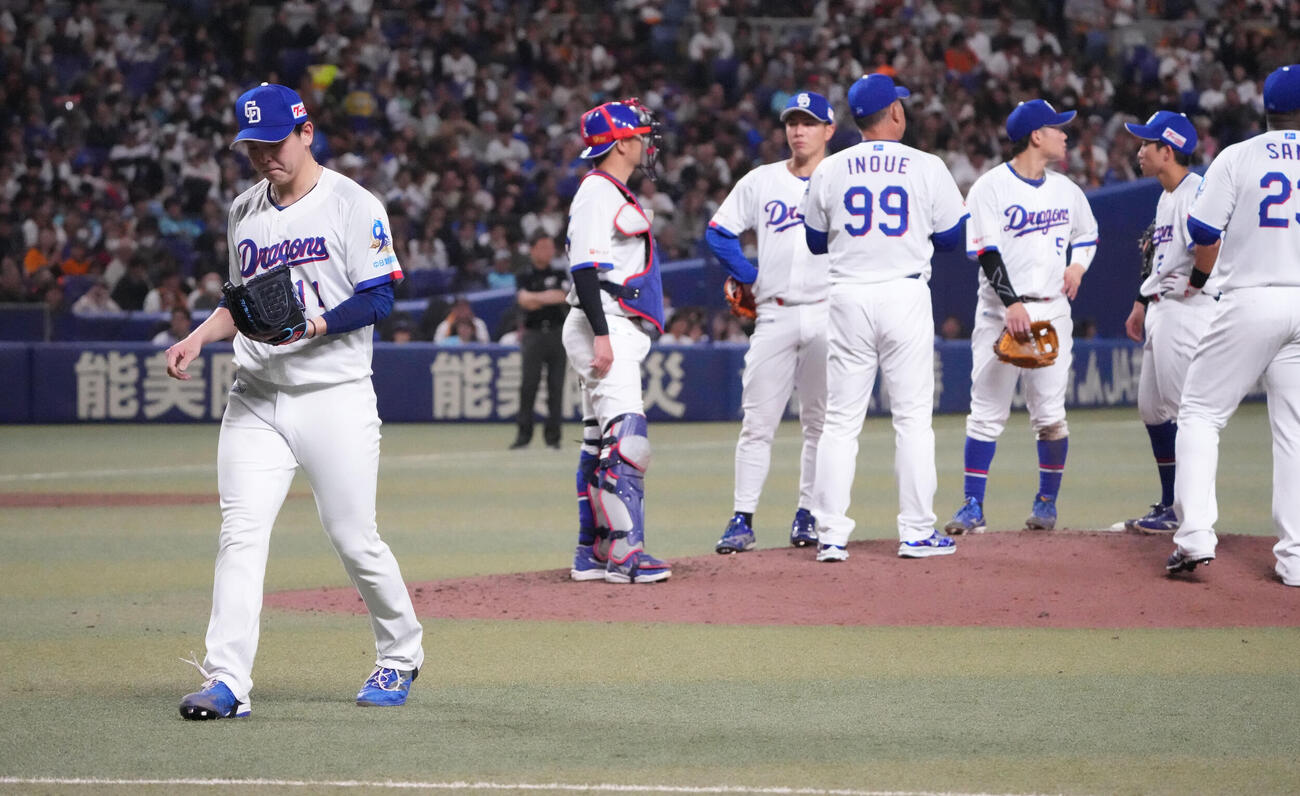 中日対巨人　6回表巨人1死一塁、中日先発の中西（左）はマウンドを降りる（撮影・森本幸一）
