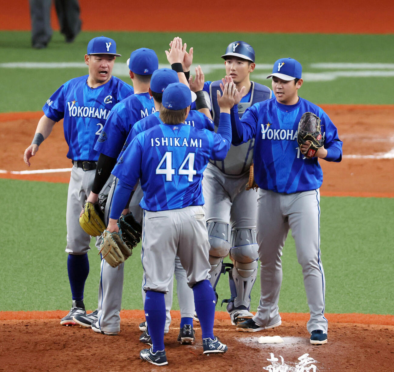 阪神対DeNA 9回裏阪神2死、坂本の右飛に仕留めナインとタッチする山崎（撮影・加藤哉）
