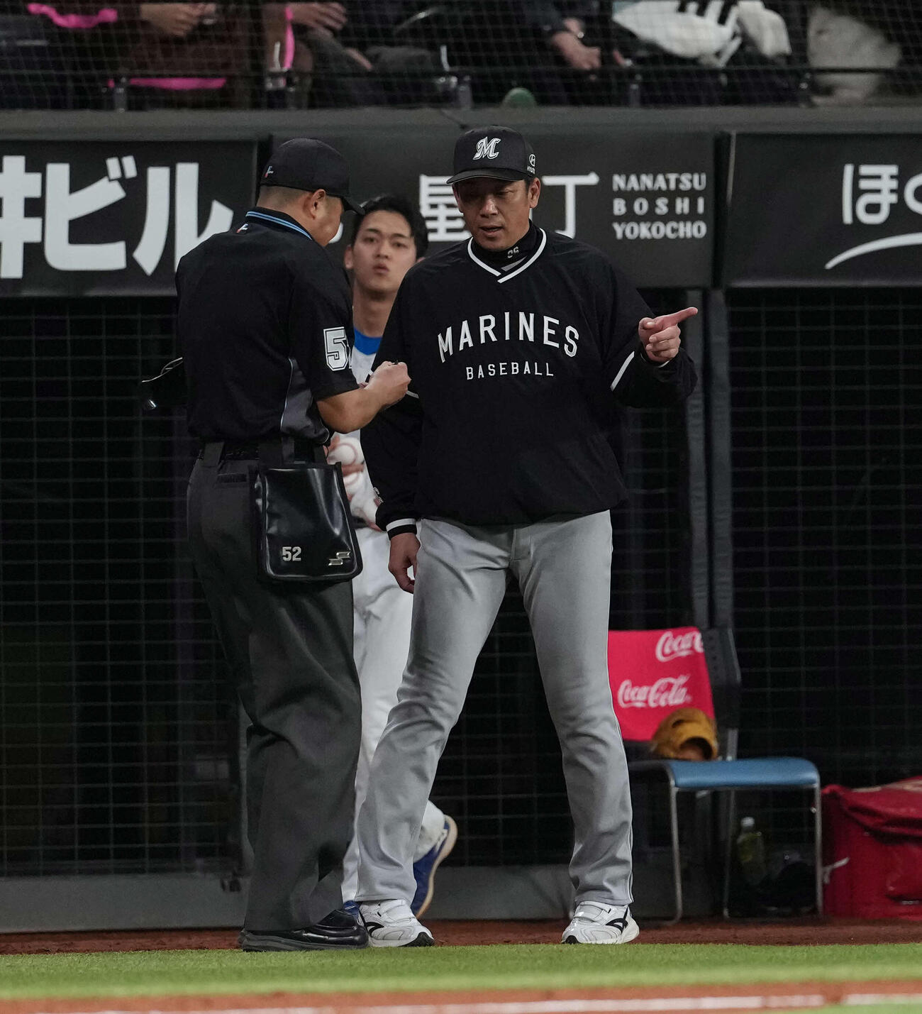 日本ハム対ロッテ　7回、選手交代を告げるサブロー監督（撮影・井上学）