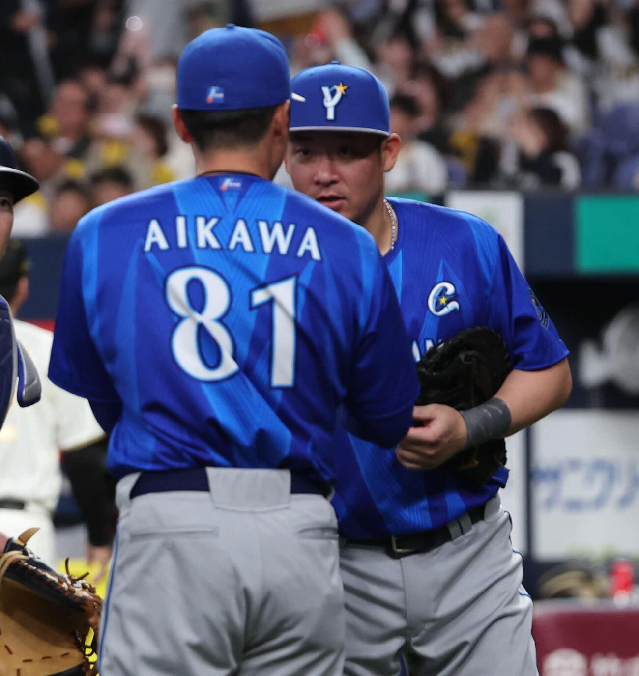 阪神対DeNA　初勝利のDeNA相川監督にウイニングボールを渡す筒香（撮影・西尾就之）