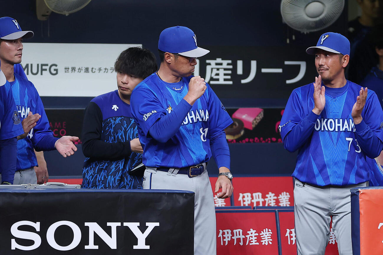 阪神対DeNA　初勝利を挙げガッツポーズするDeNA相川監督（中央）（撮影・前田充）