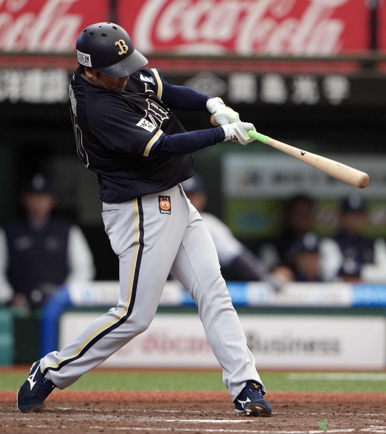 西武対オリックス　5回表オリックス2死二、三塁、2点適時打を放つ大城（撮影・小島史椰）