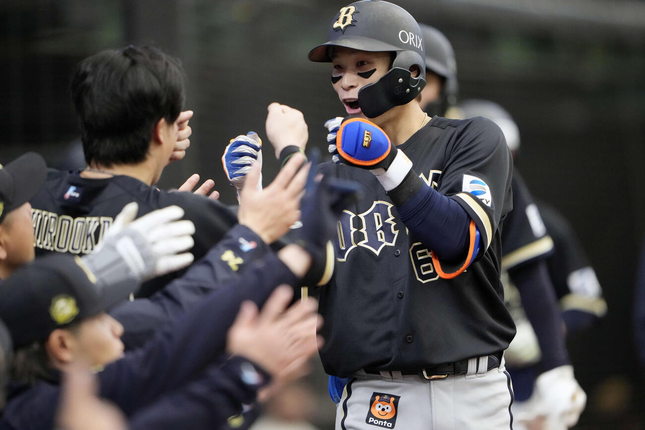 西武対オリックス　6回表オリックス1死二、三塁、3点本塁打を放ち祝福される中川（撮影・小島史椰）