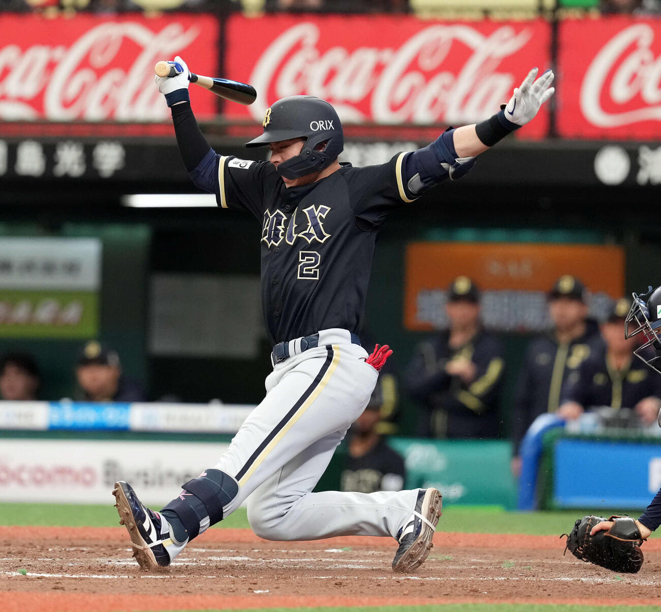 西武対オリックス　8回「表オリックス2死一、二塁、死球を受ける若月（撮影・たえ見朱実）