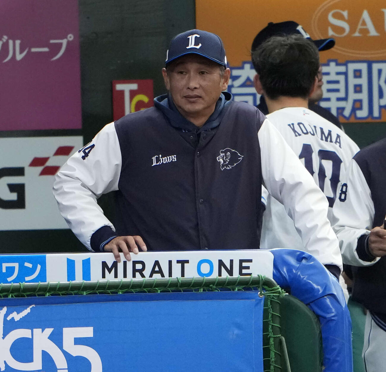 8回裏、戦況を見つめる西武西口監督（撮影・小島史椰）