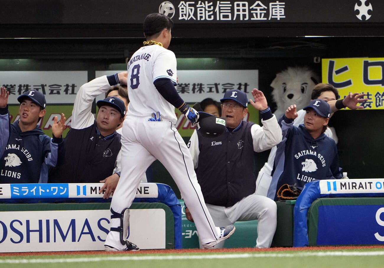 西武対オリックス　6回裏西武2死一塁、2点本塁打を放ち祝福される渡部（撮影・小島史椰）