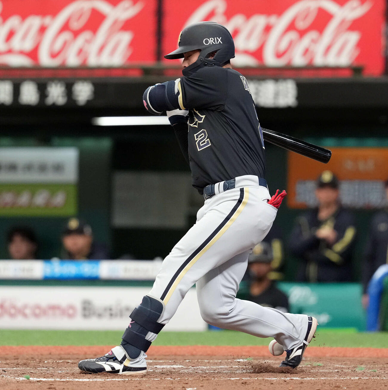 西武対オリックス　8回表オリックス2死一、二塁、死球を受ける若月（撮影・たえ見朱実）