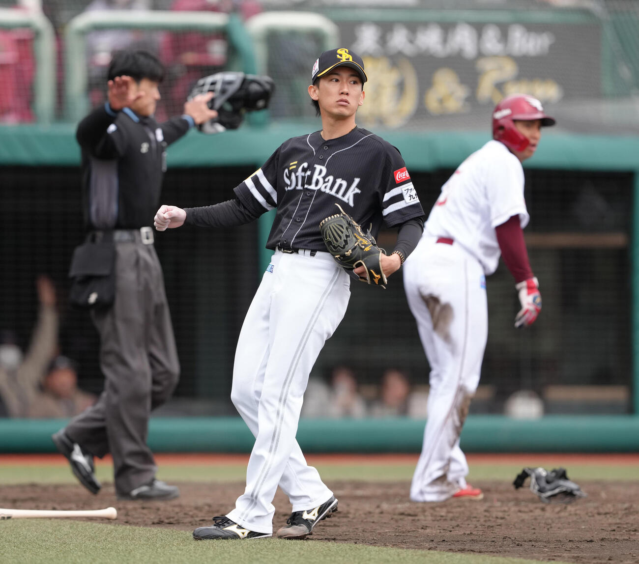 楽天対ソフトバンク　5回裏楽天1死二、三塁、小深田にスクイズを許した大津（撮影・足立雅史）