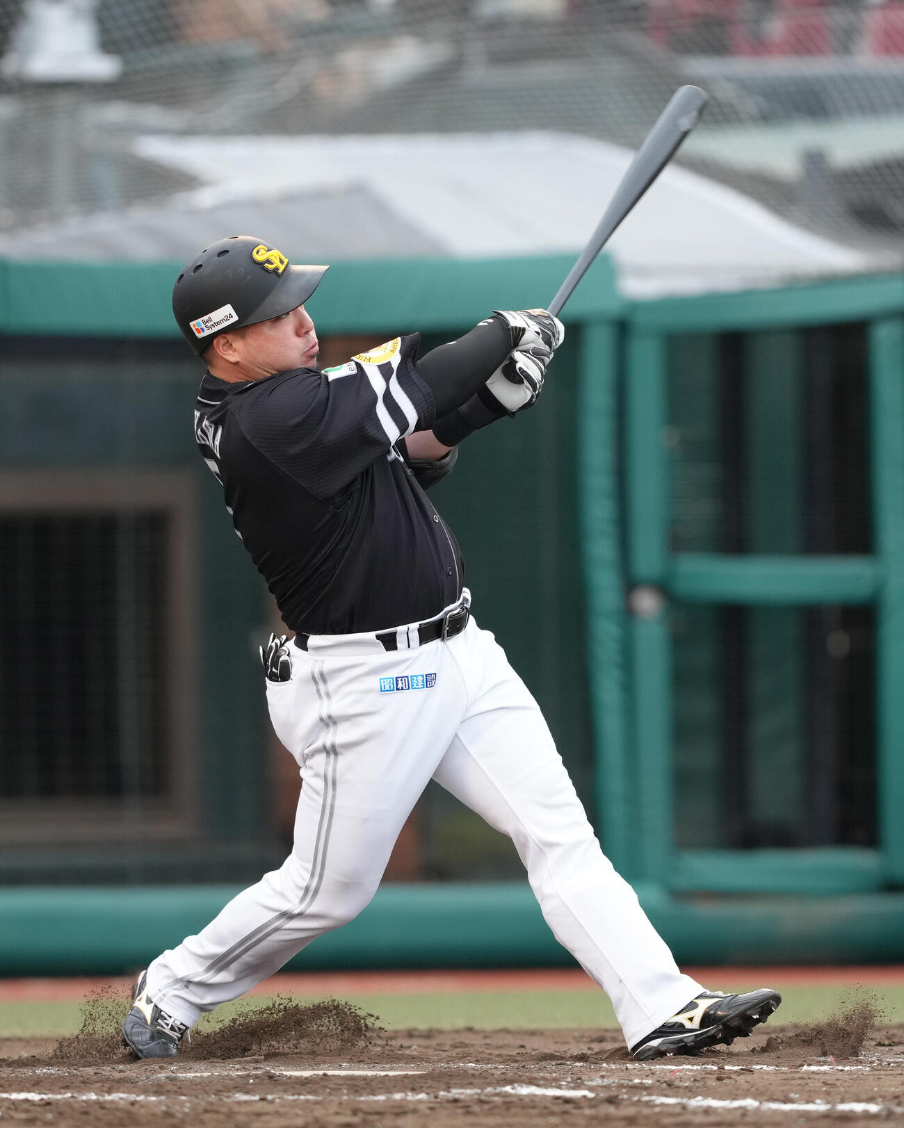 楽天対ソフトバンク　8回表ソフトバンク1死、山川は同点本塁打を放つ（撮影・足立雅史）