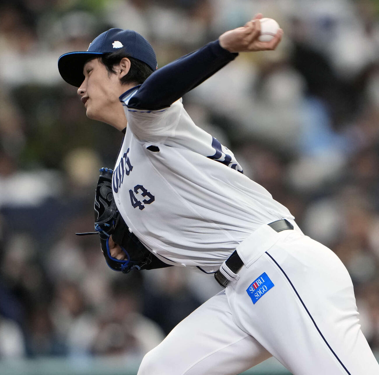 8回表3番手で登板する西武羽田（撮影・小島史椰）