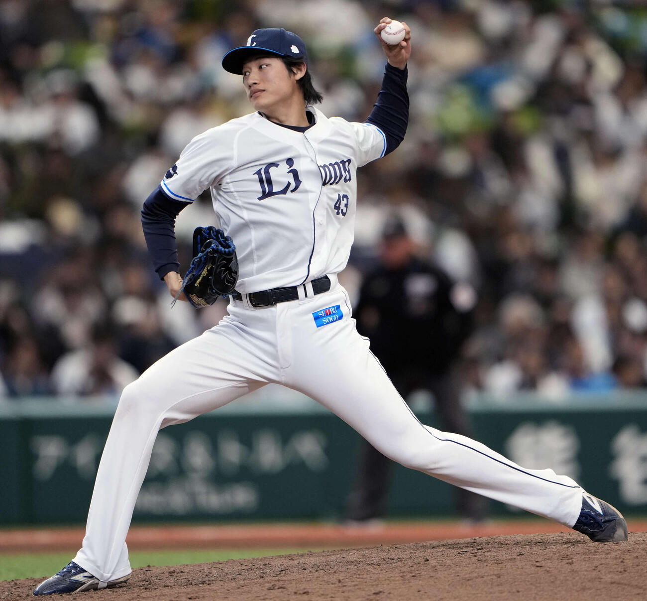 8回表3番手で登板する西武羽田（撮影・小島史椰）