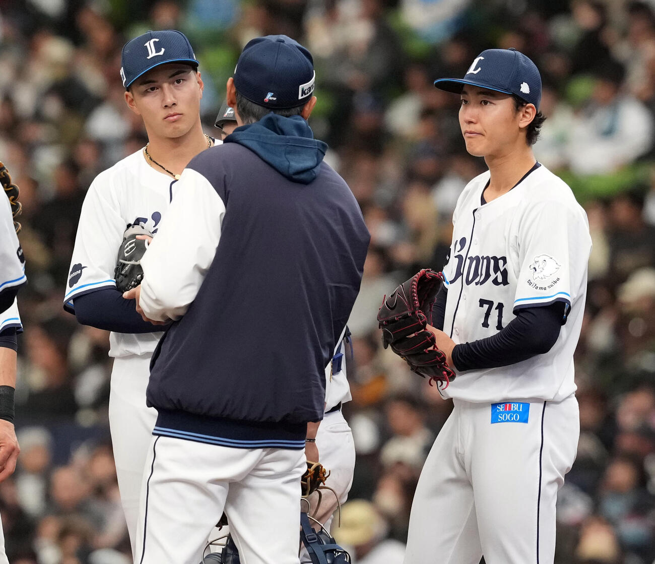 西武対オリックス　6回途中で、西口監督（左）から降板を告げられる西武の先発菅井（撮影・たえ見朱実）