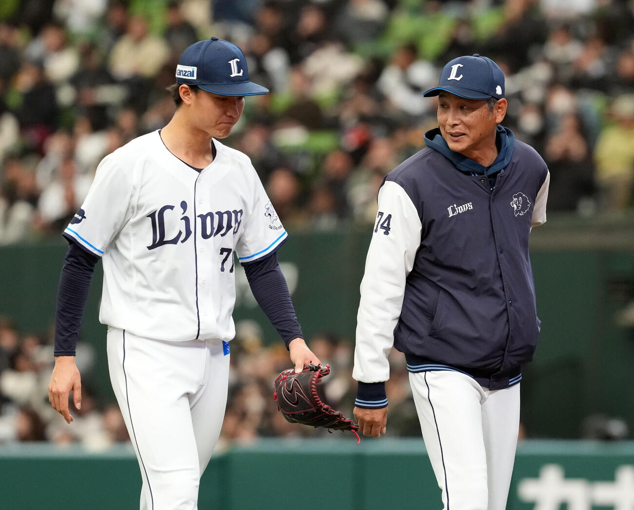 西武対オリックス　6回途中で、西口監督（右）から降板を告げられベンチに下がる西武の先発菅井（撮影・たえ見朱実）