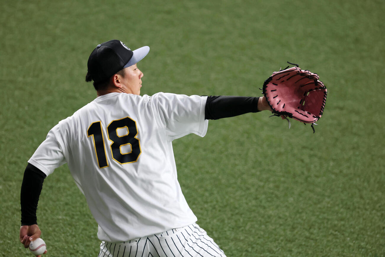 阪神対DeNA　練習でキャッチボールする阪神伊原（撮影・加藤哉）