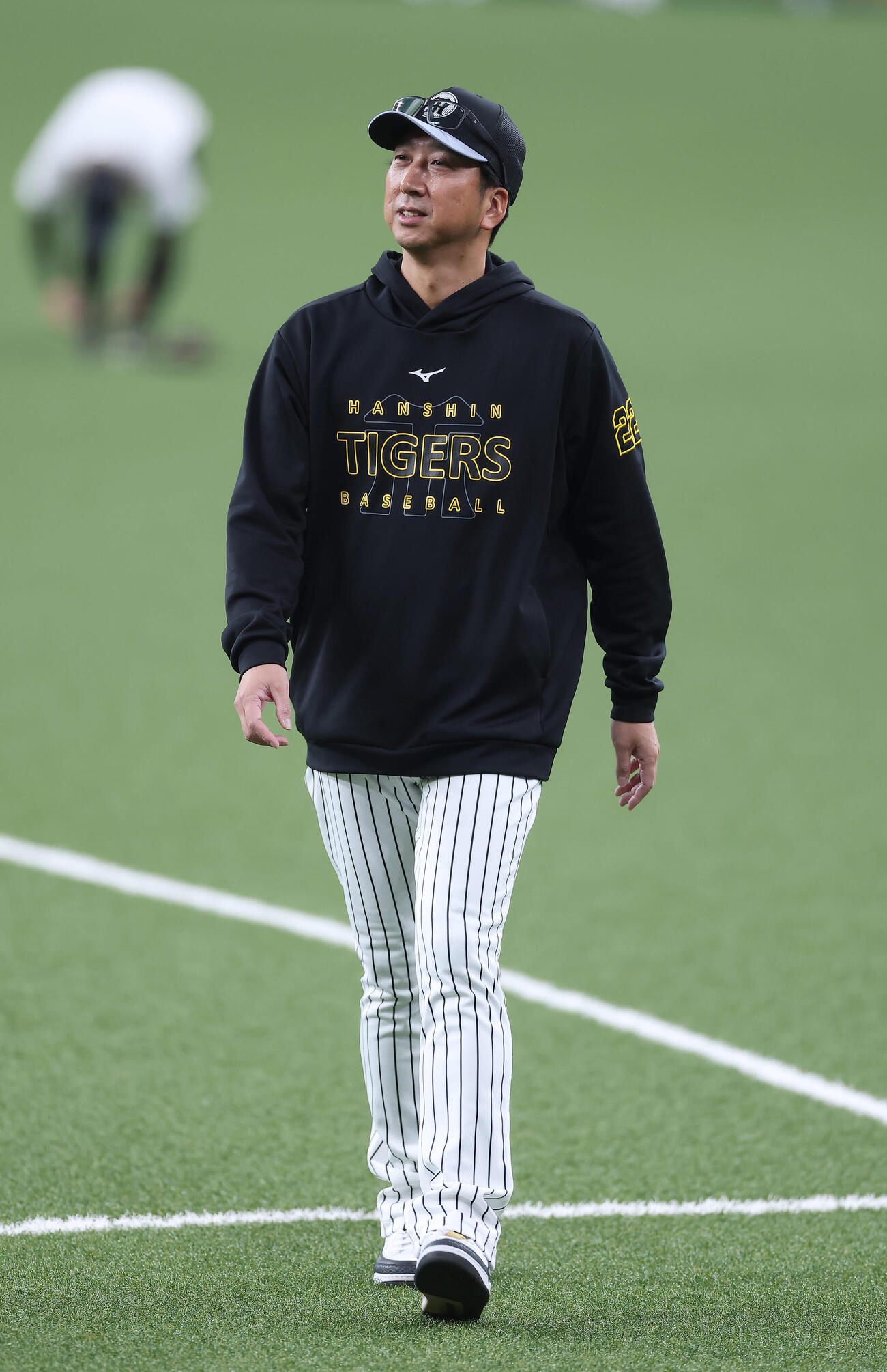 阪神対DeNA　試合前練習を見守る阪神藤川監督（撮影・前田充）
