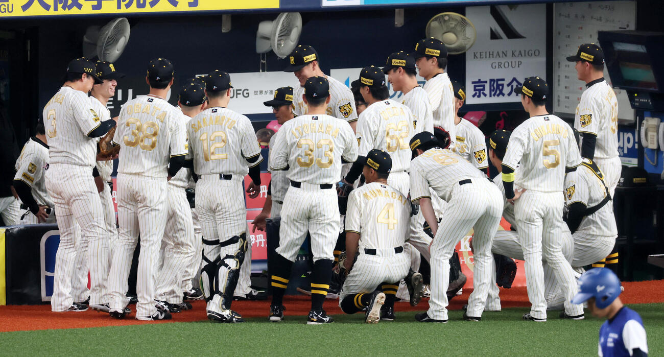 阪神対DeNA　試合前の円陣を組む阪神ナイン（撮影・加藤哉）