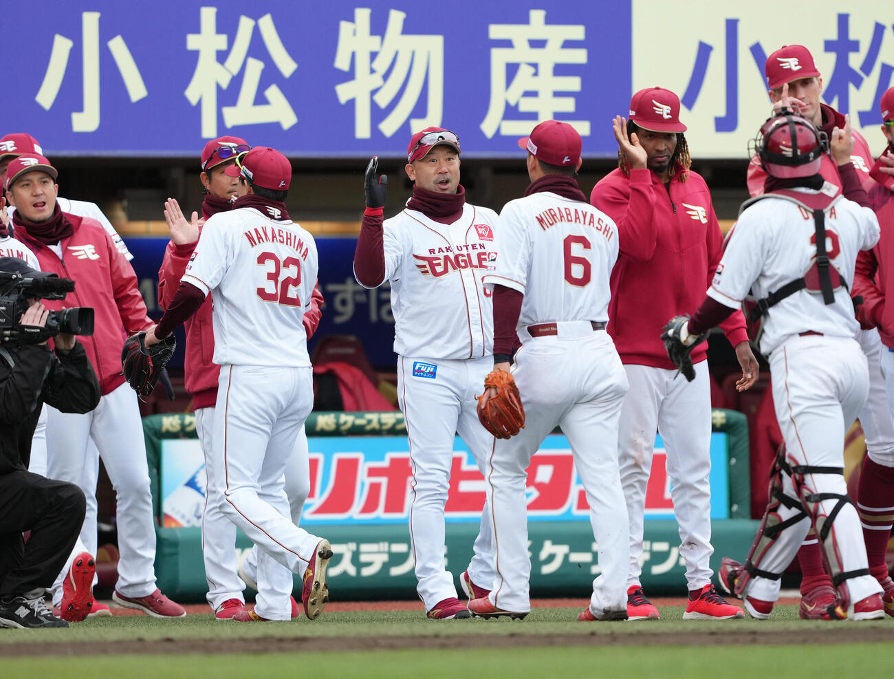 楽天対ソフトバンク　今季本拠地初勝利を挙げタッチでナインらを迎える三木監督（中央左）（撮影・足立雅史）