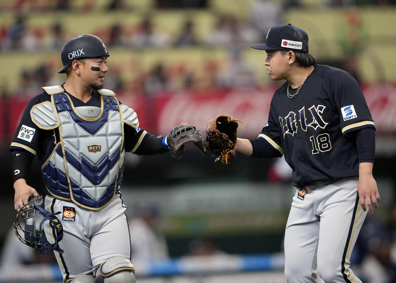 西武対オリックス　2回裏西武2死一塁、カナリオから三振を奪いタッチする森友（左）と宮城（撮影・小島史椰）
