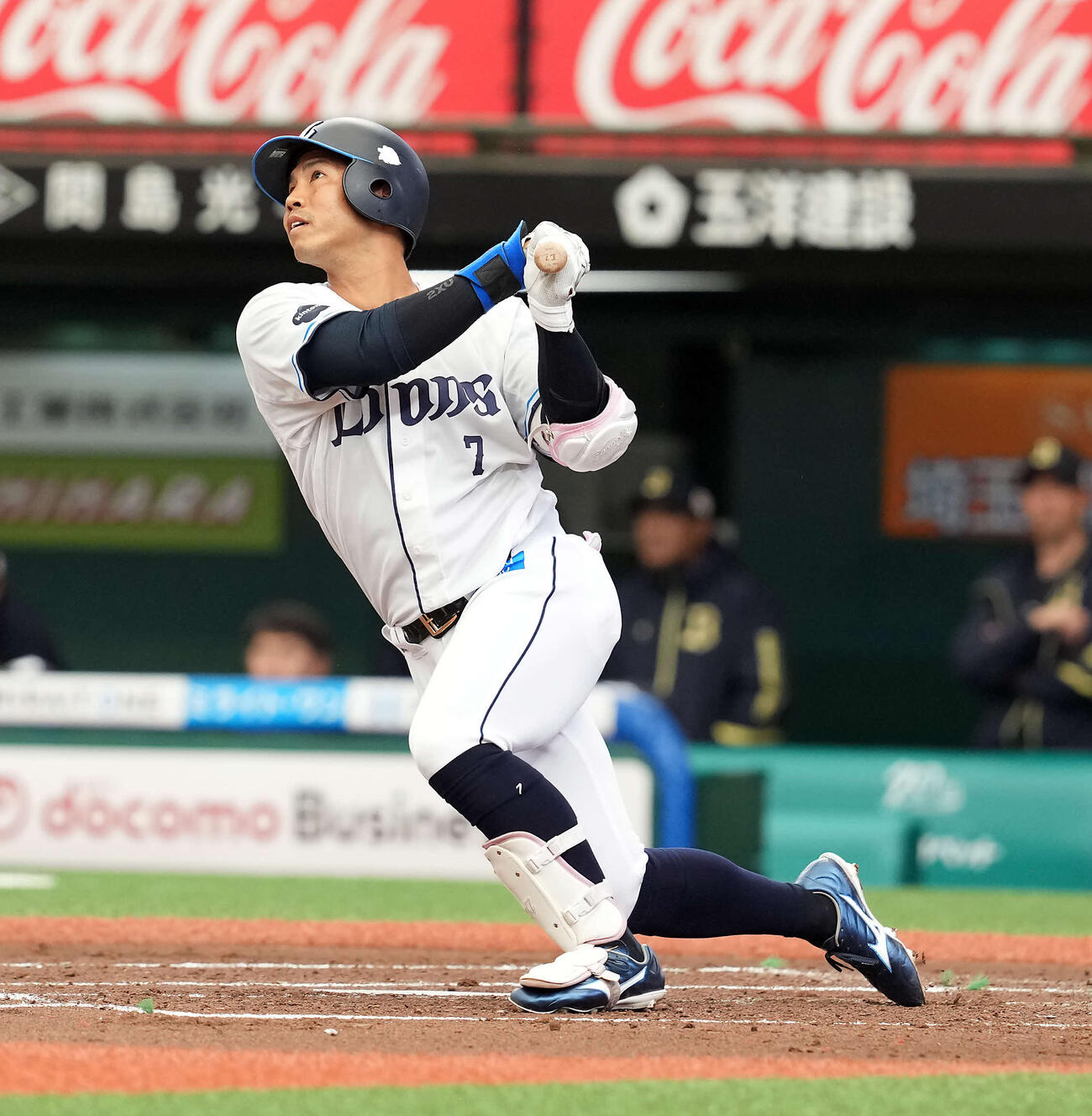 西武対オリックス　3回裏西武1死一塁、左越えに先制の適時二塁打を放つ桑原（撮影・たえ見朱実）