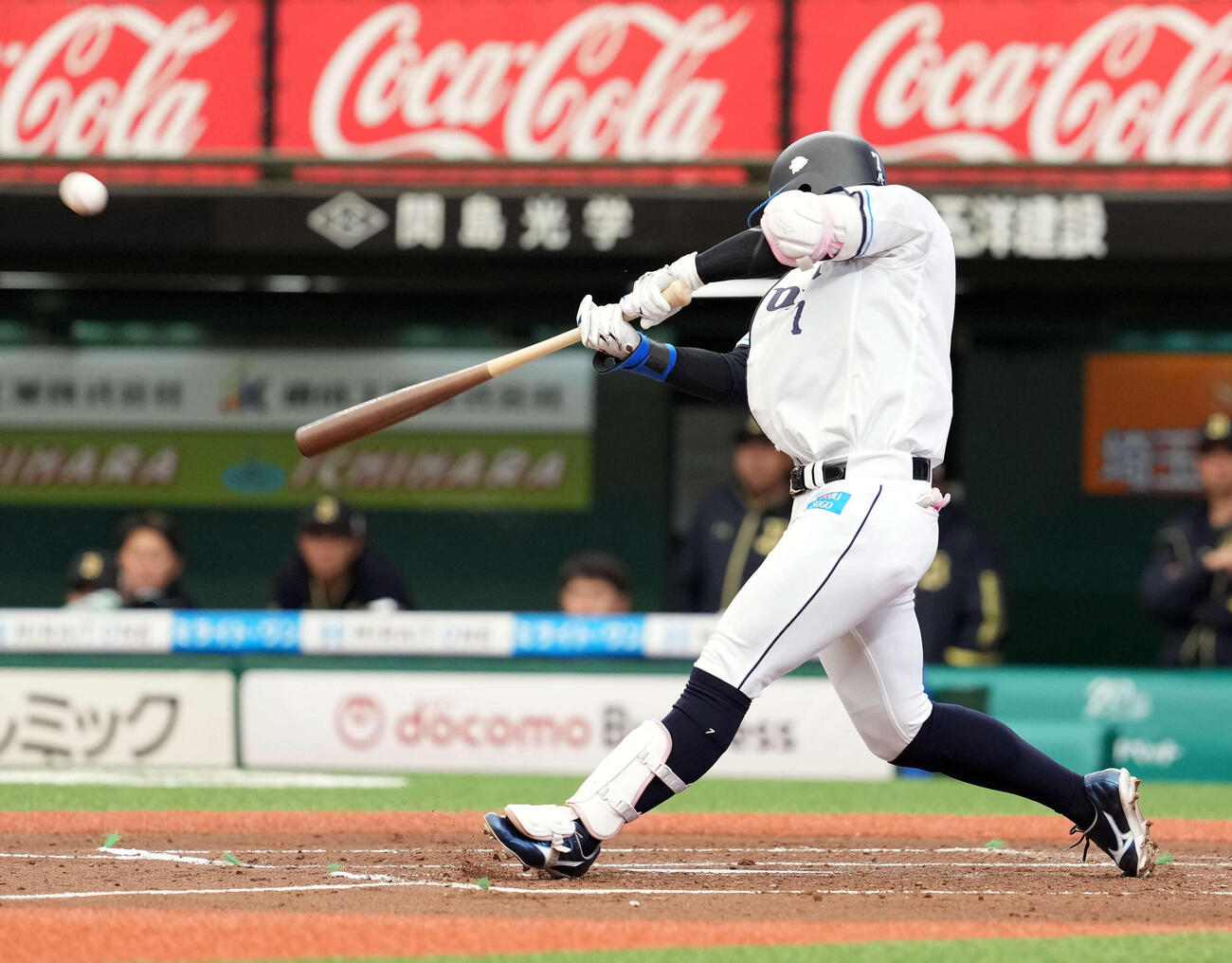西武対オリックス　3回裏西武1死一塁、左越えに先制の適時二塁打を放つ桑原（撮影・たえ見朱実）