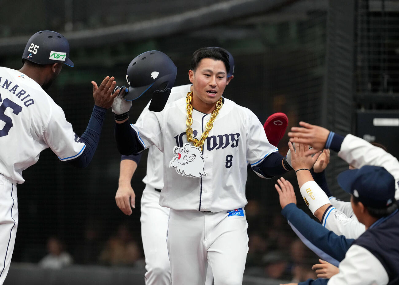 西武対オリックス　6回裏西武2死一塁、2点本塁打を放った渡部（撮影・たえ見朱実）
