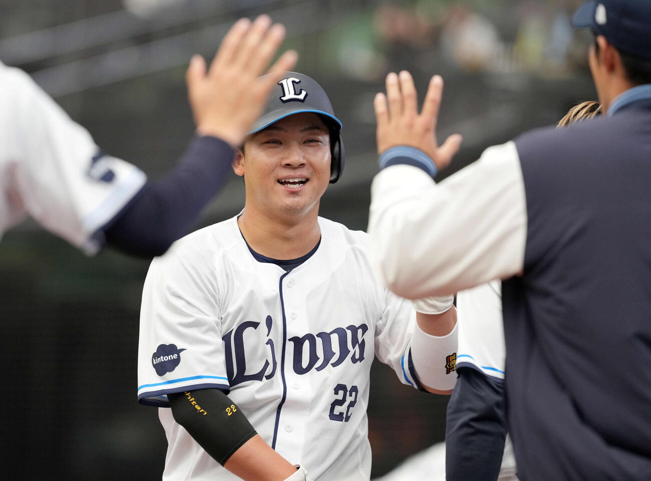 西武対オリックス　3回裏西武1死一塁、桑原の二塁打で生還する古賀（撮影・たえ見朱実）