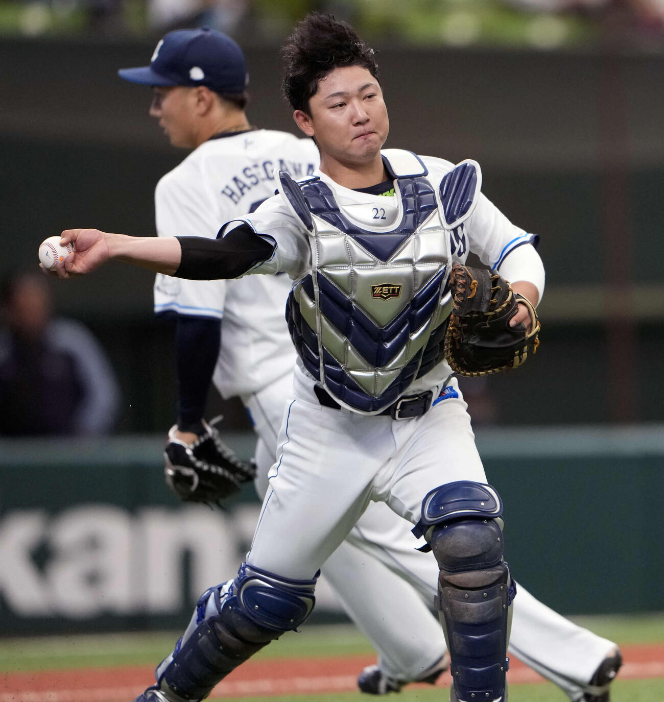 西武対オリックス　5回表オリックス無死一、二塁、紅林の犠打を処理する古賀悠（撮影・小島史椰）