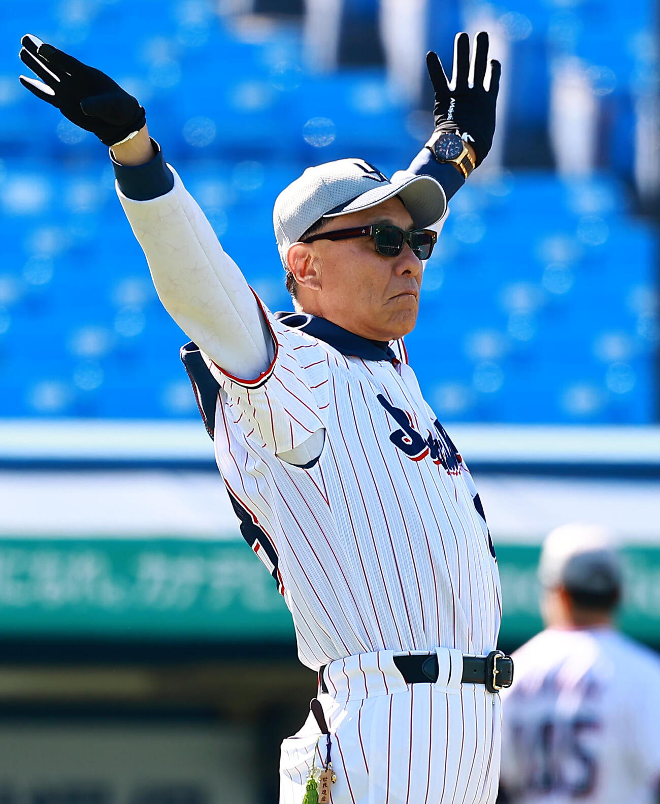 練習をみつめるヤクルト池山隆寛監督（撮影・野上伸悟）