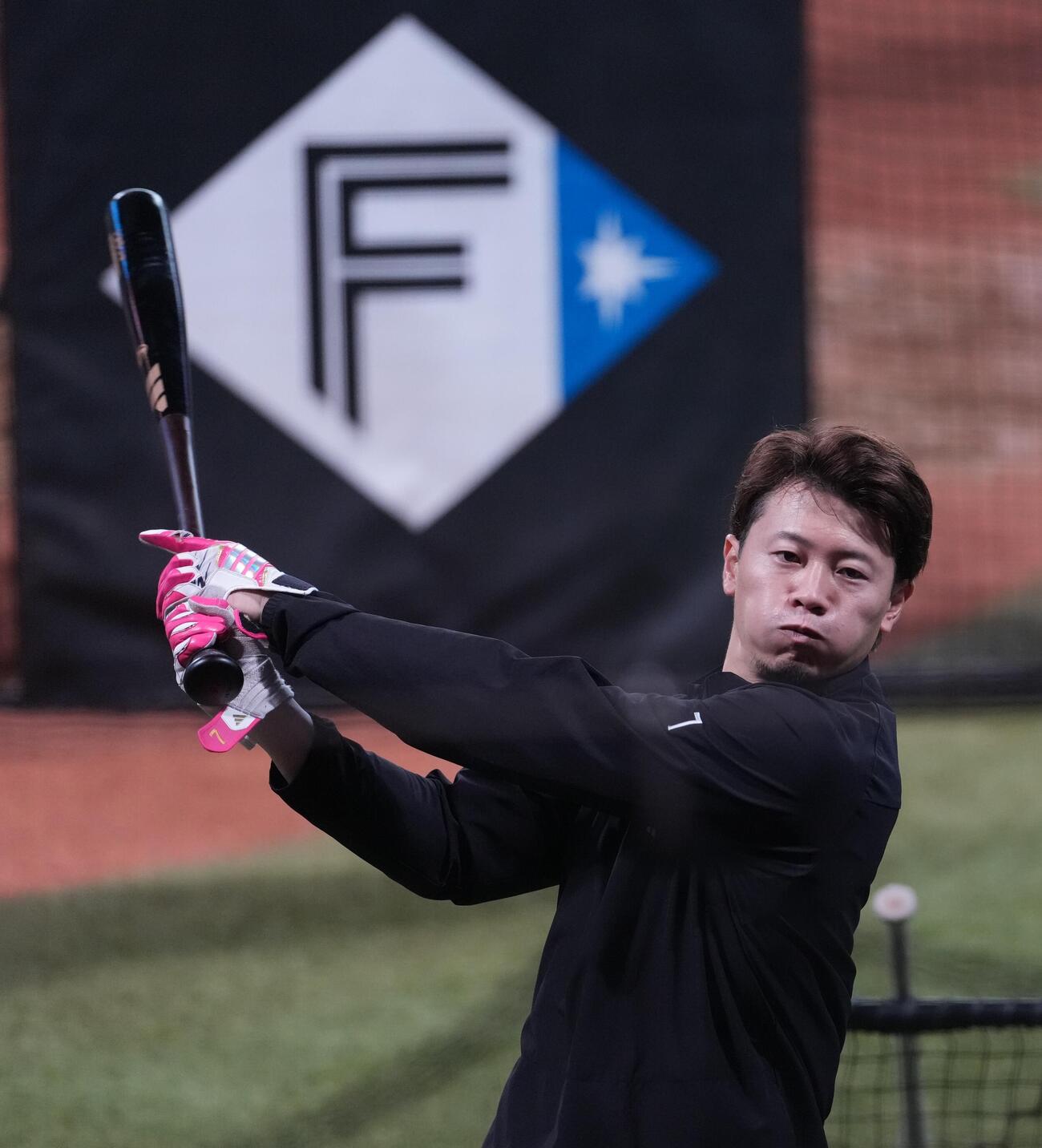 日本ハム対ロッテ　試合前の練習に臨む日本ハム西川（撮影・井上学）