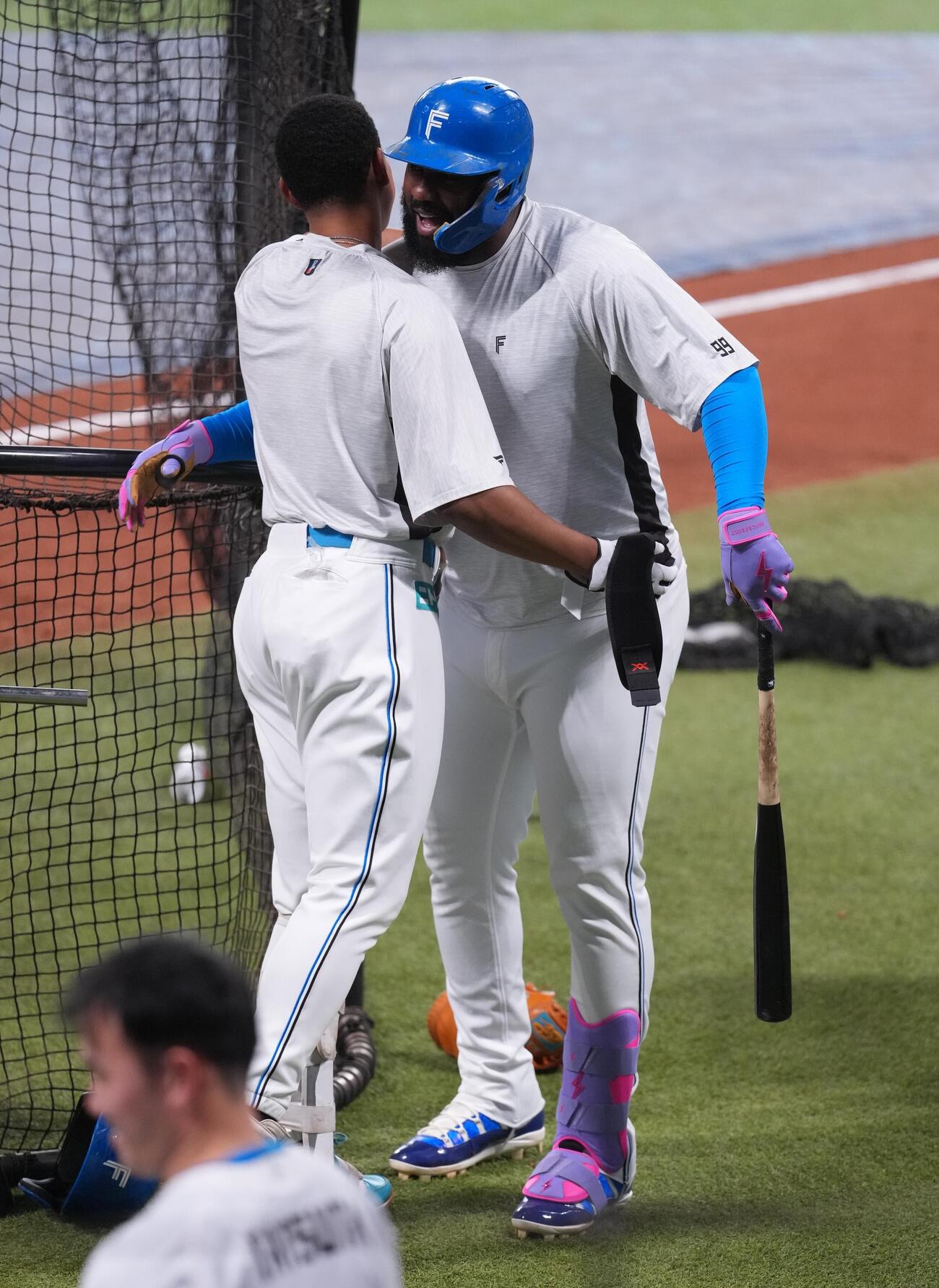 日本ハム対ロッテ　笑顔で万波中正（左）と抱き合う日本ハム・レイエス（撮影・井上学）