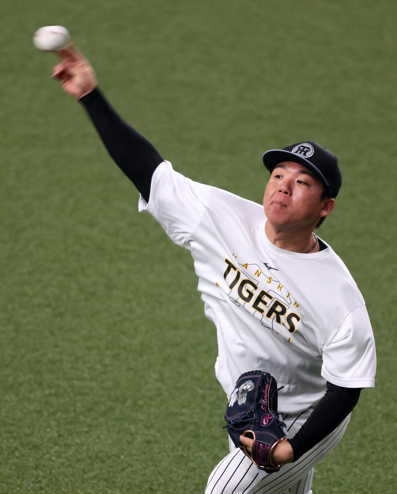 阪神対DeNA　練習でキャッチボールする阪神村上（撮影・加藤哉）