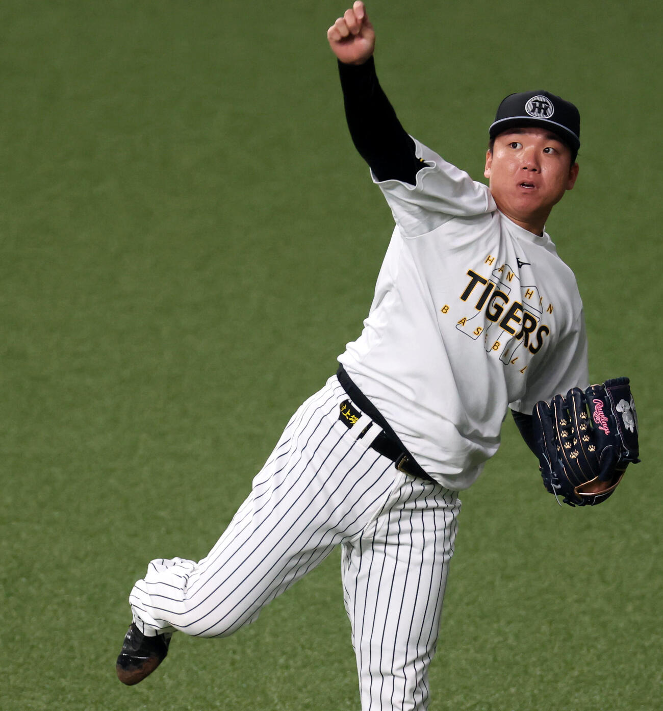 阪神対DeNA　練習でキャッチボールする阪神村上（撮影・加藤哉）