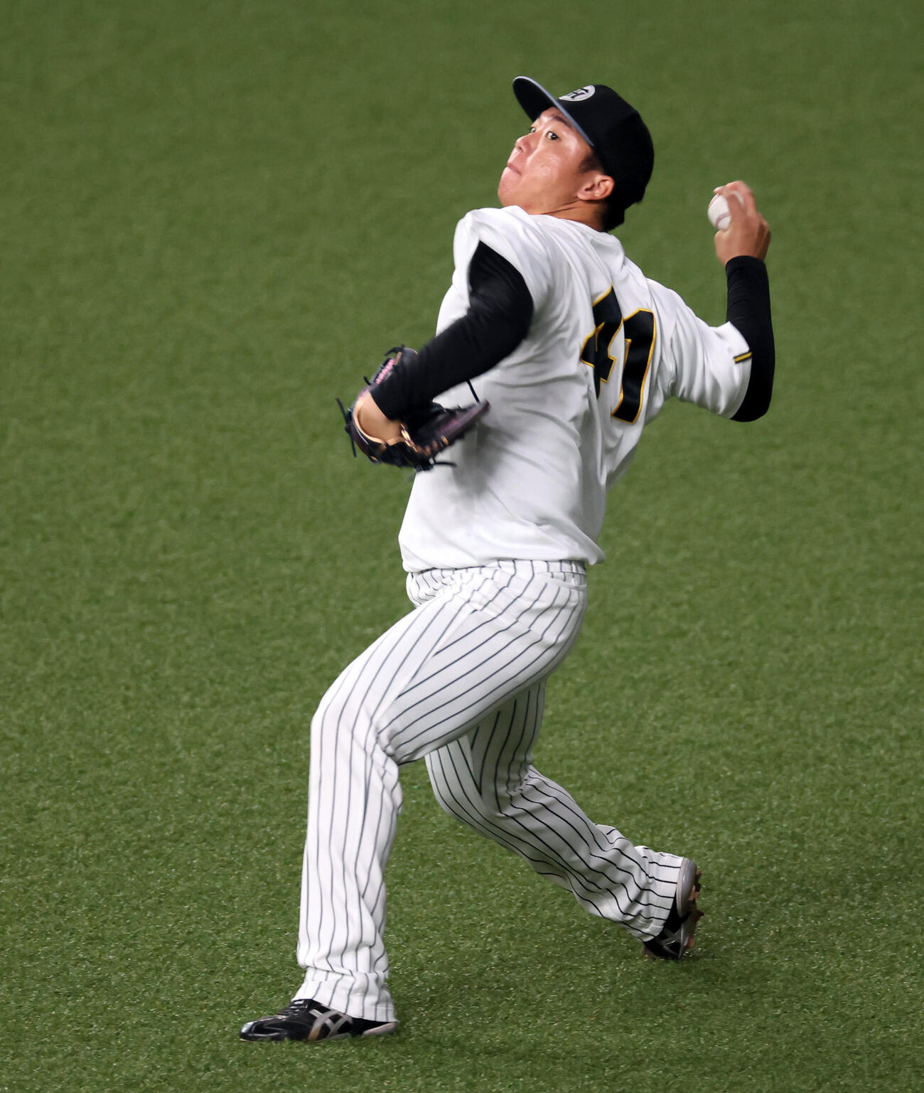 阪神対DeNA　練習でキャッチボールする村上（撮影・加藤哉）