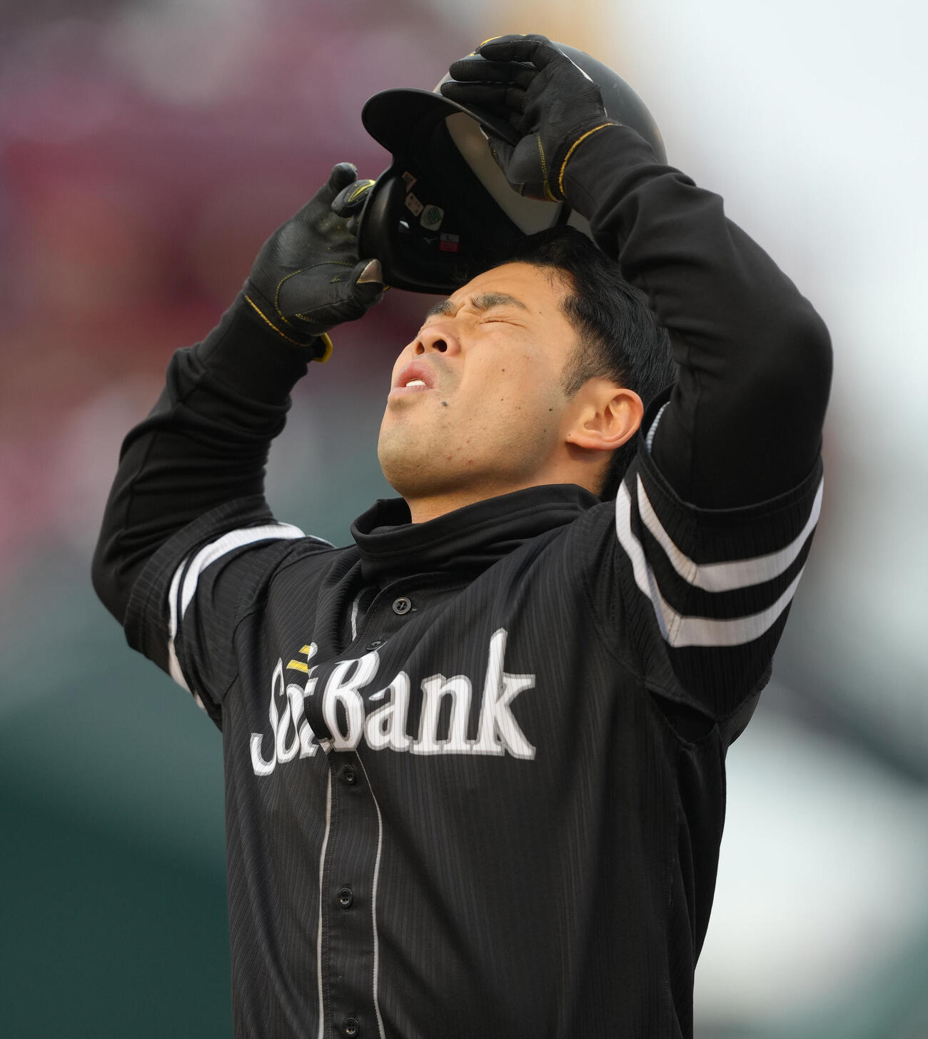 楽天対ソフトバンク　9回表ソフトバンク無死満塁、犠飛を放つも悔しがる近藤（撮影・足立雅史）