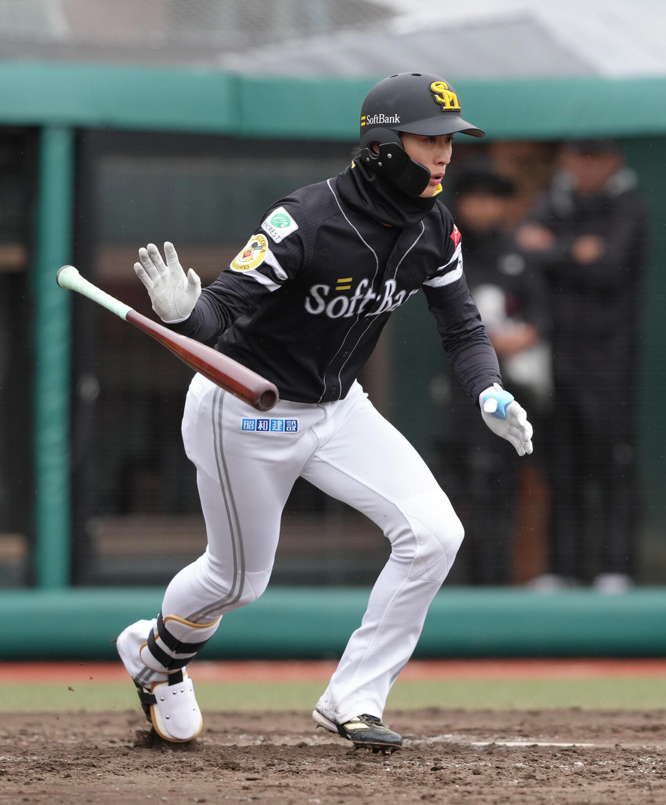 楽天対ソフトバンク　4回表ソフトバンク2死二塁、右前打を放つ周東（撮影・足立雅史）