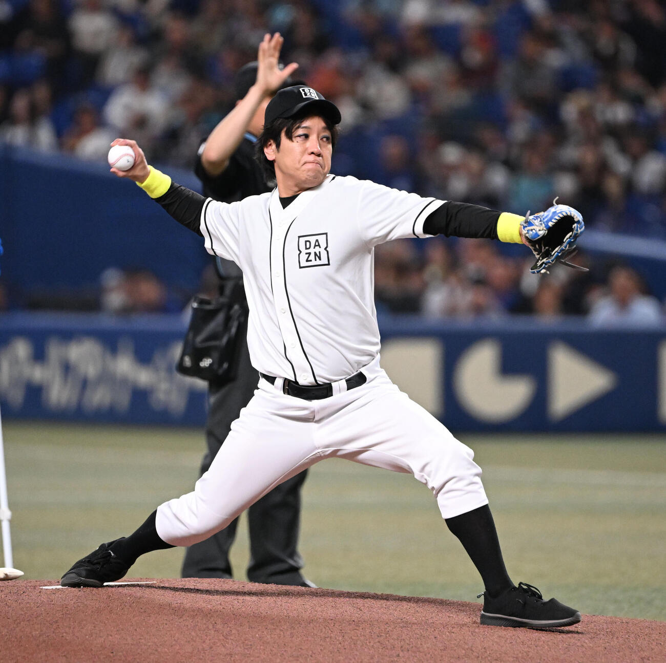 中日対巨人　始球式を行うぺこぱの松蔭寺太勇（撮影・和賀正仁）