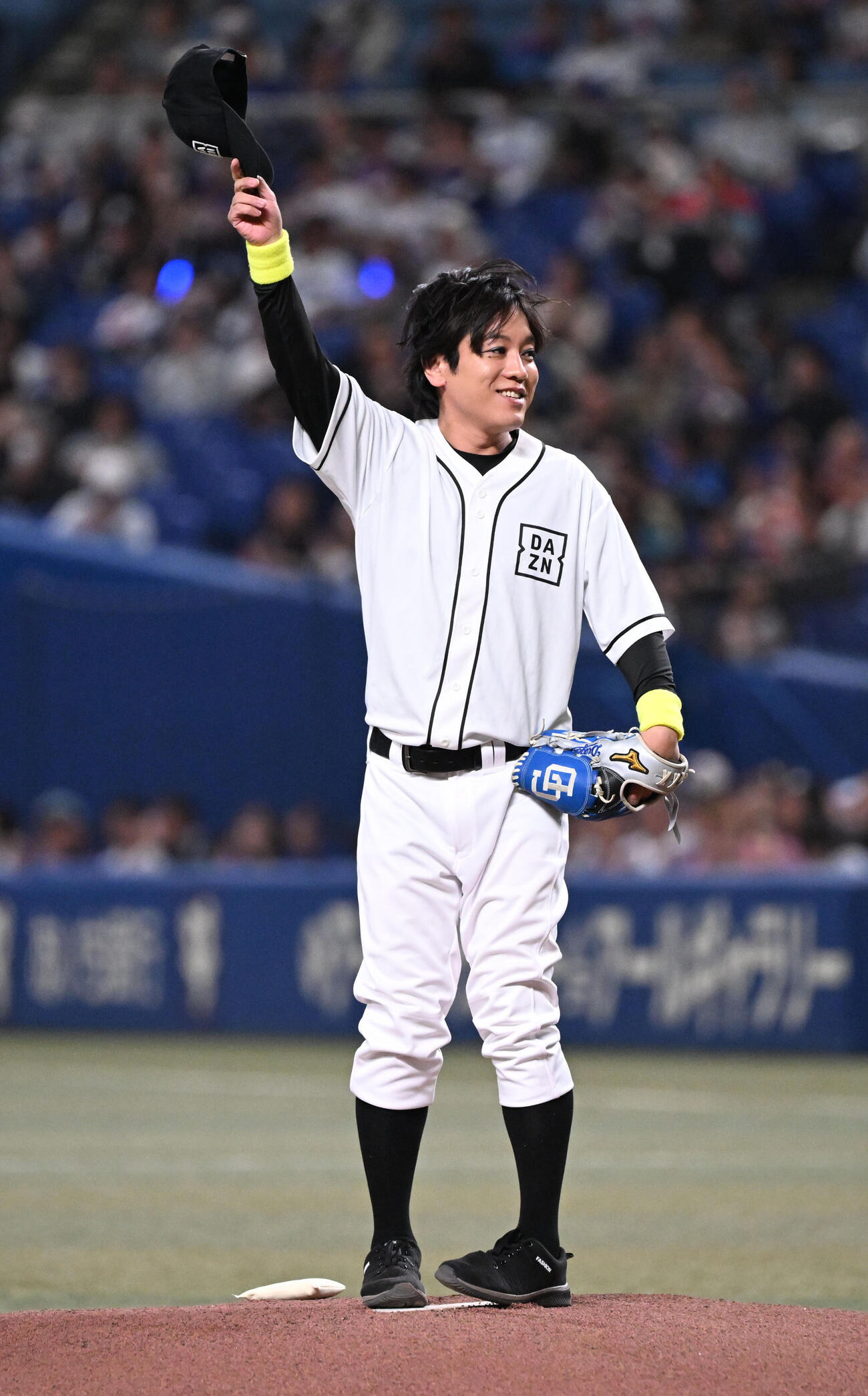 中日対巨人　始球式を行うぺこぱの松蔭寺太勇（撮影・和賀正仁）
