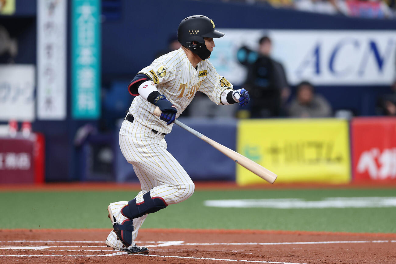阪神対DeNA 1回裏阪神2死二、三塁、左前2点適時打を放つ木浪（撮影・前田充）
