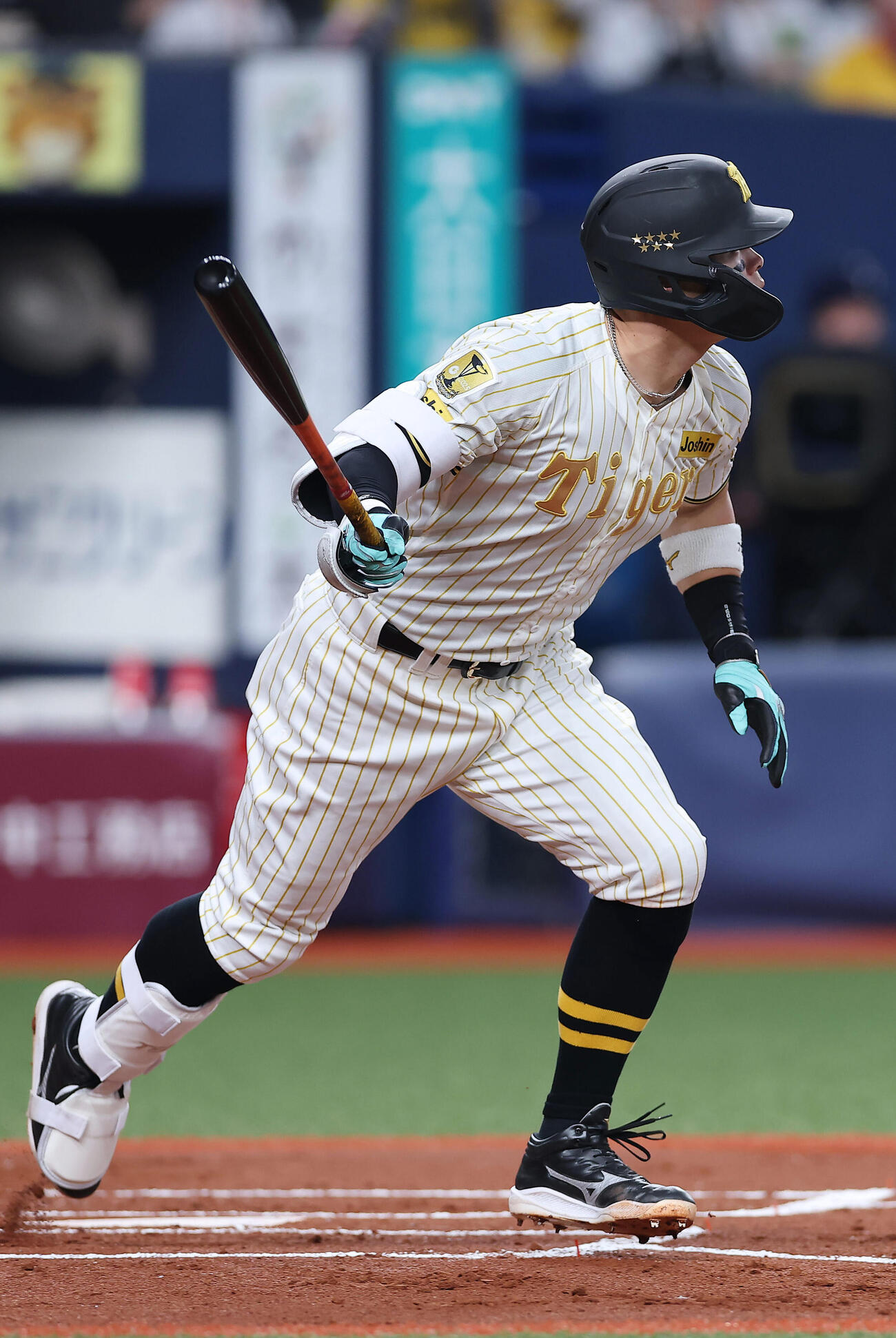 阪神対DeNA 1回裏阪神1死一、二塁、先制の左越え適時二塁打を放つ佐藤（撮影・前田充）