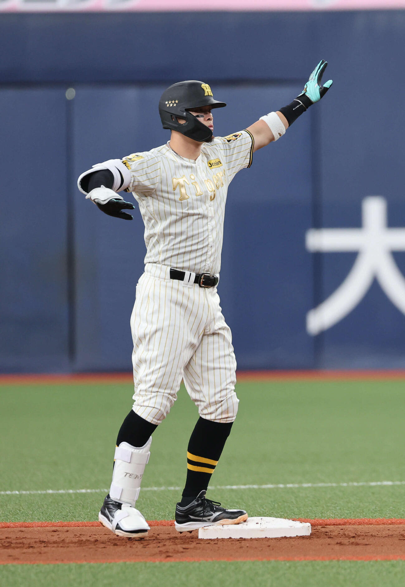 阪神対DeNA 1回裏阪神1死一、二塁、佐藤は左翼へ適時二塁打を放ち二塁ベース上でポーズ（撮影・西尾就之）