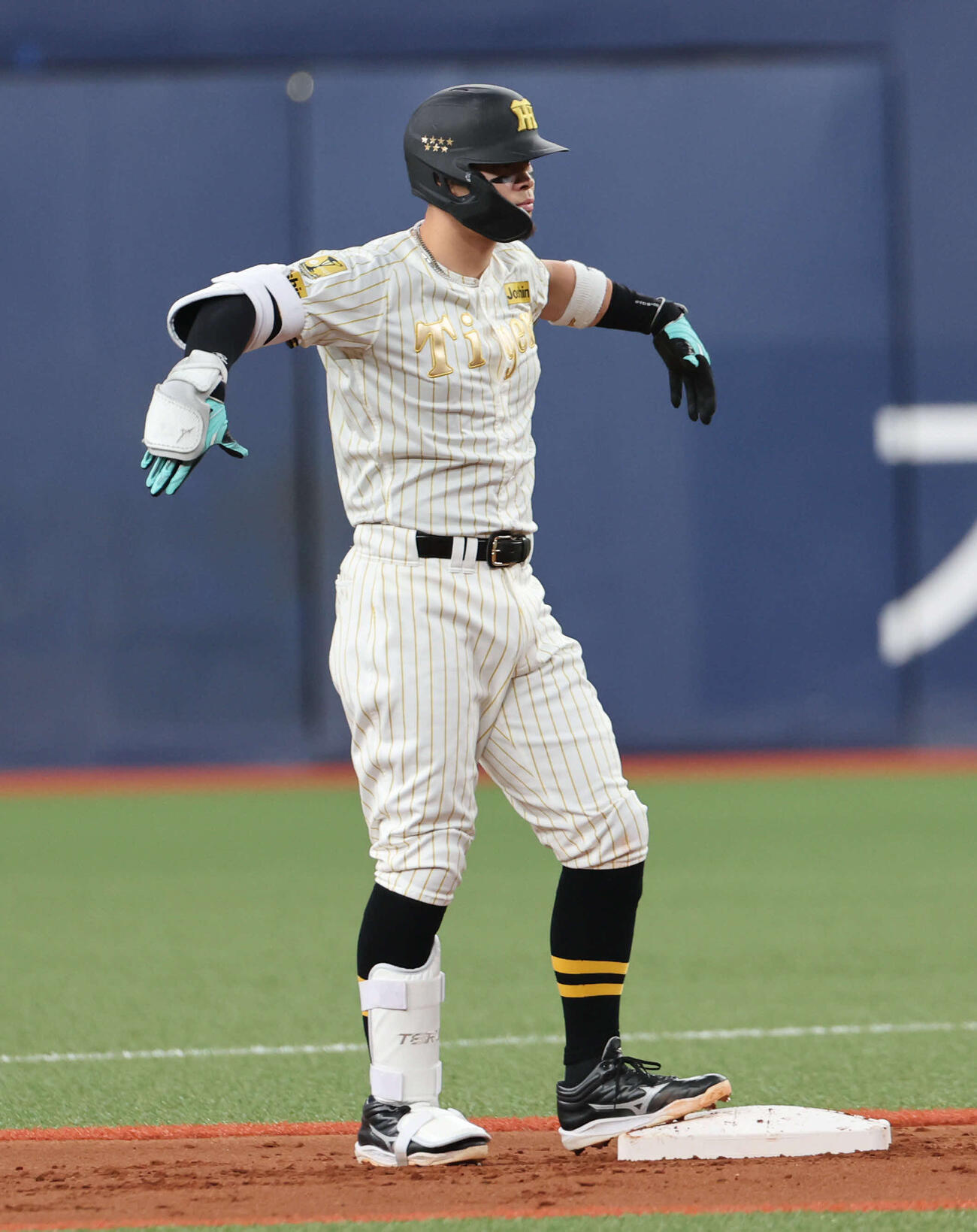 阪神対DeNA 1回裏阪神1死一、二塁、佐藤は左翼へ適時二塁打を放ち二塁ベース上でポーズ（撮影・西尾就之）